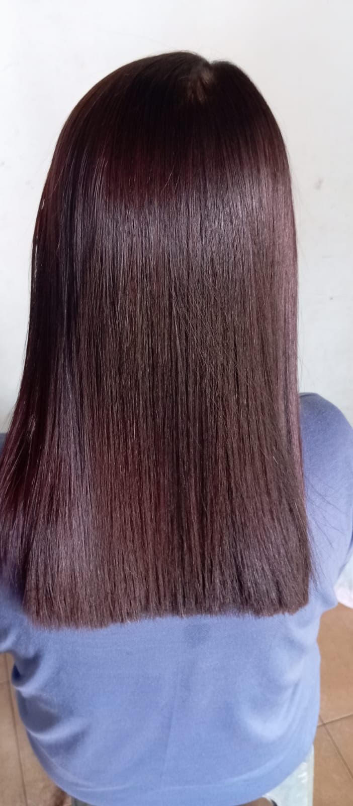 Hasil warna rambut burgundy panjang, halus dan mengkilap