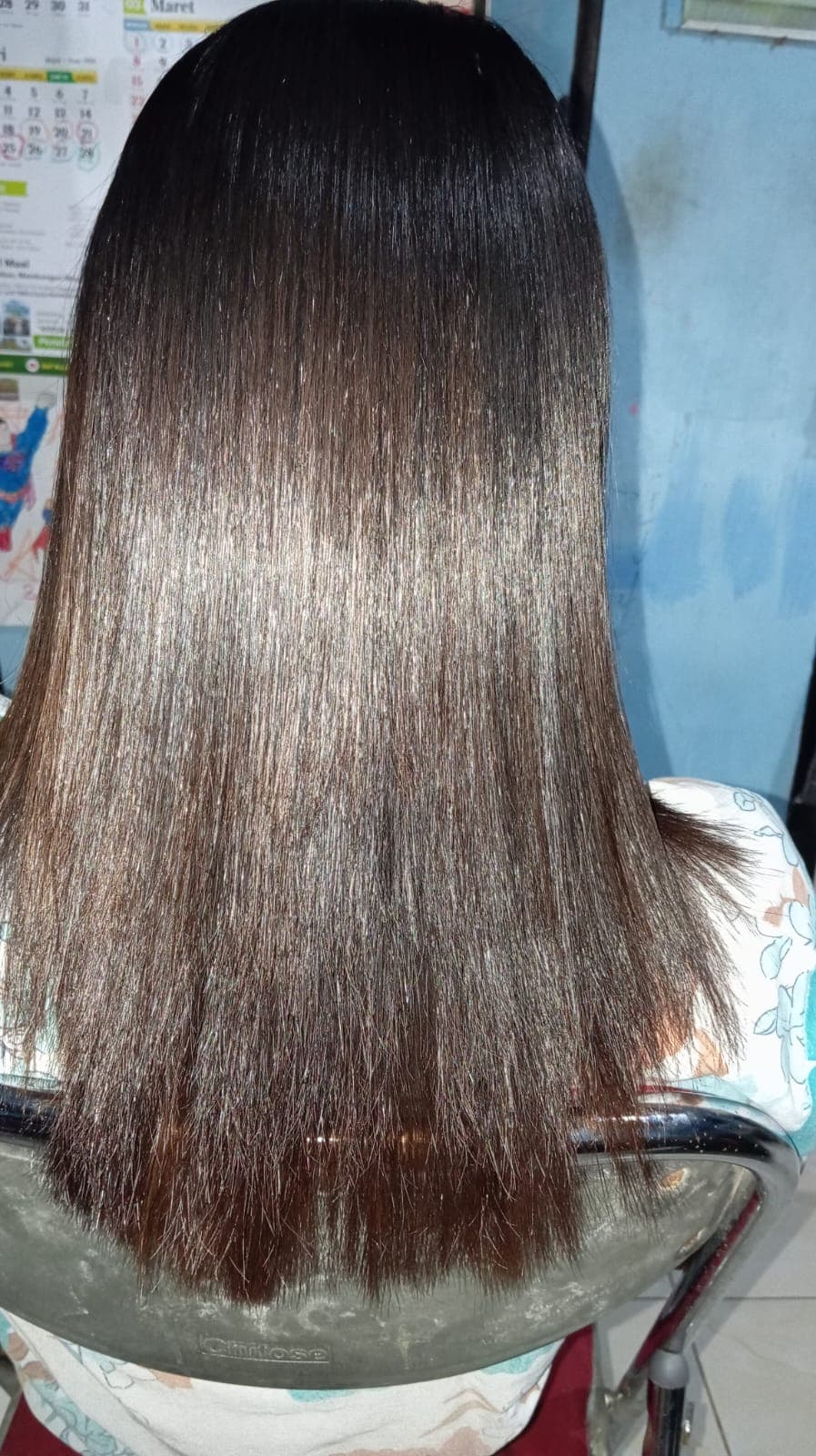 Rambut panjang bergelombang warna cokelat kemerahan