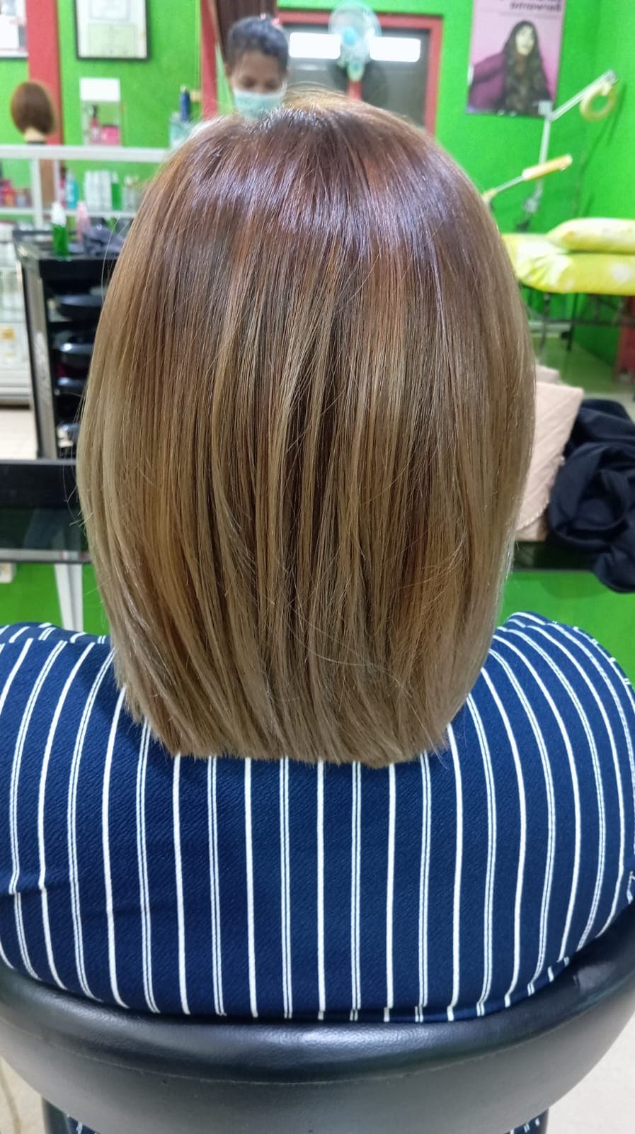 Warna dan penataan rambut medium golden brown bergelombang