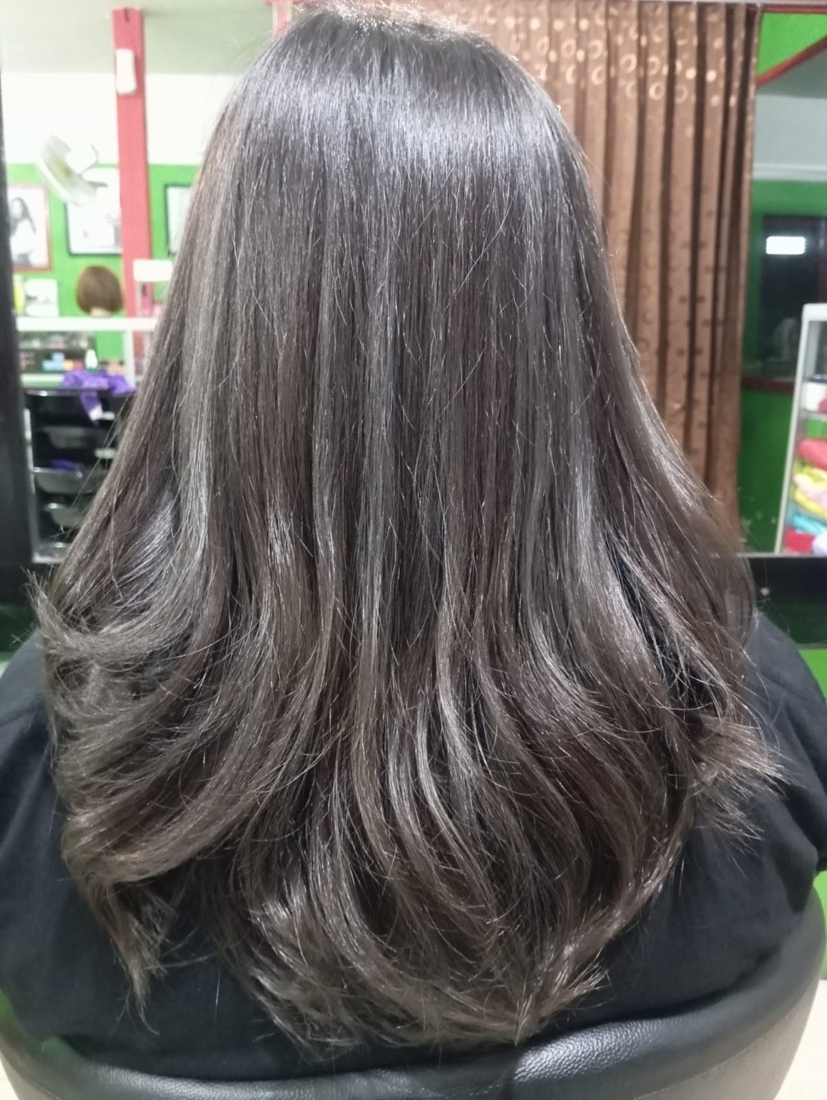 Rambut panjang layered dengan highlight silver tone